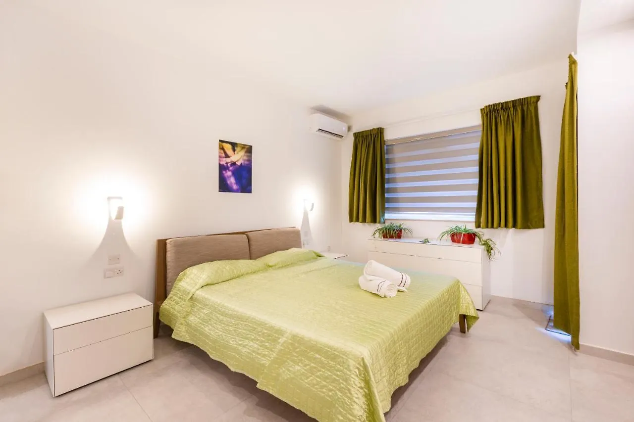 Ngh12 - Lovely, Spacious 2 Bedroom Apartment. Naxxar 0*,  Malta